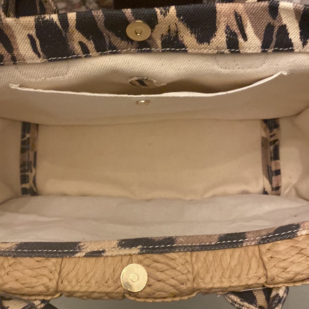 VINCE CAMUTO TOTE. NATURAL CANVAS WITH ANIMAL PRINT DESIGN. NWT 🤩 - Picture 8 of 9